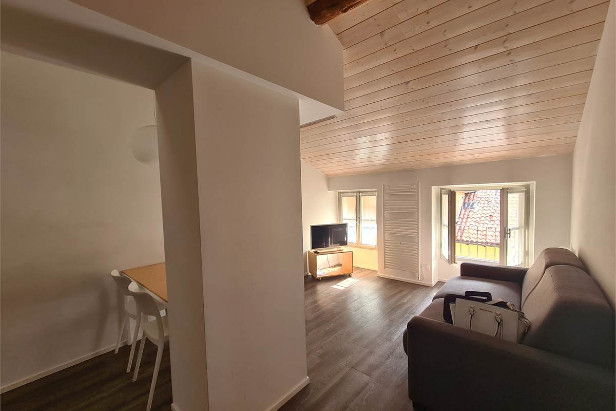 Elegante appartamento arredato su due piani nel cuore di Como