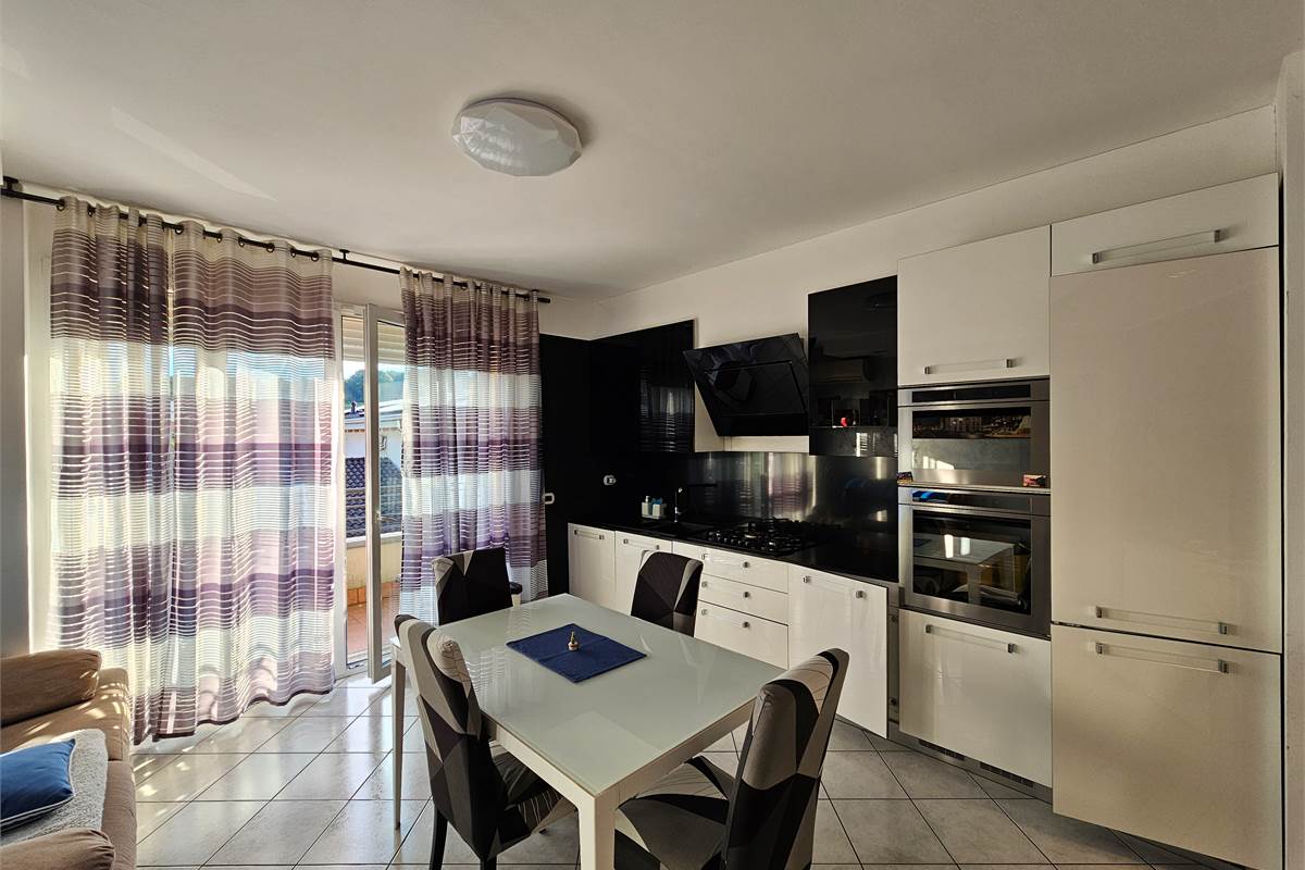 Trilocale recente con riscaldamento a pavimento e grande box doppio