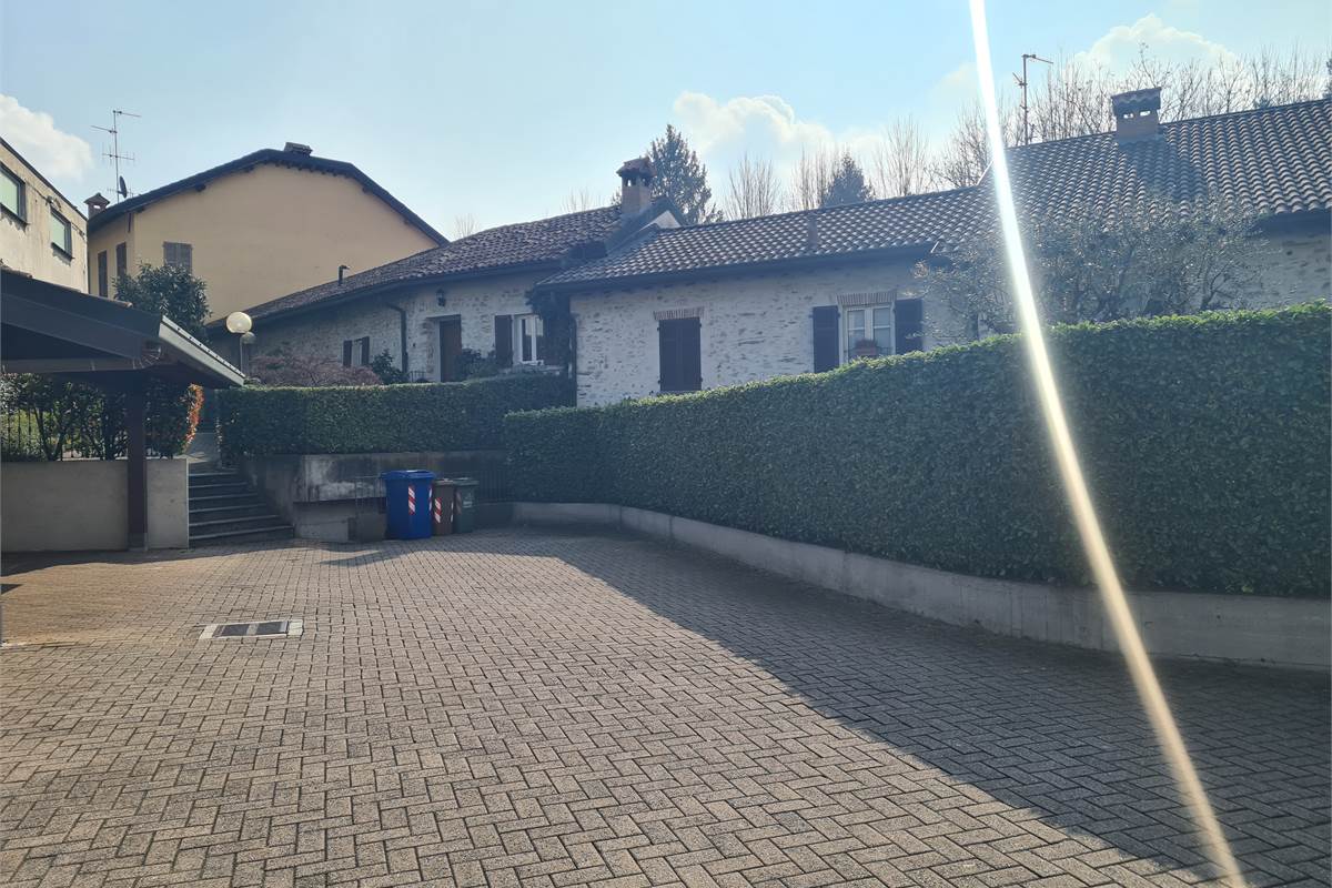 Ampio bilocale con giardino, cantina e posto auto