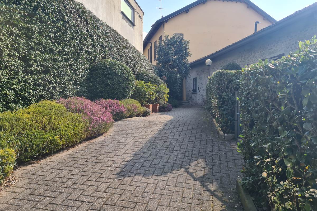 Ampio bilocale con giardino, cantina e posto auto