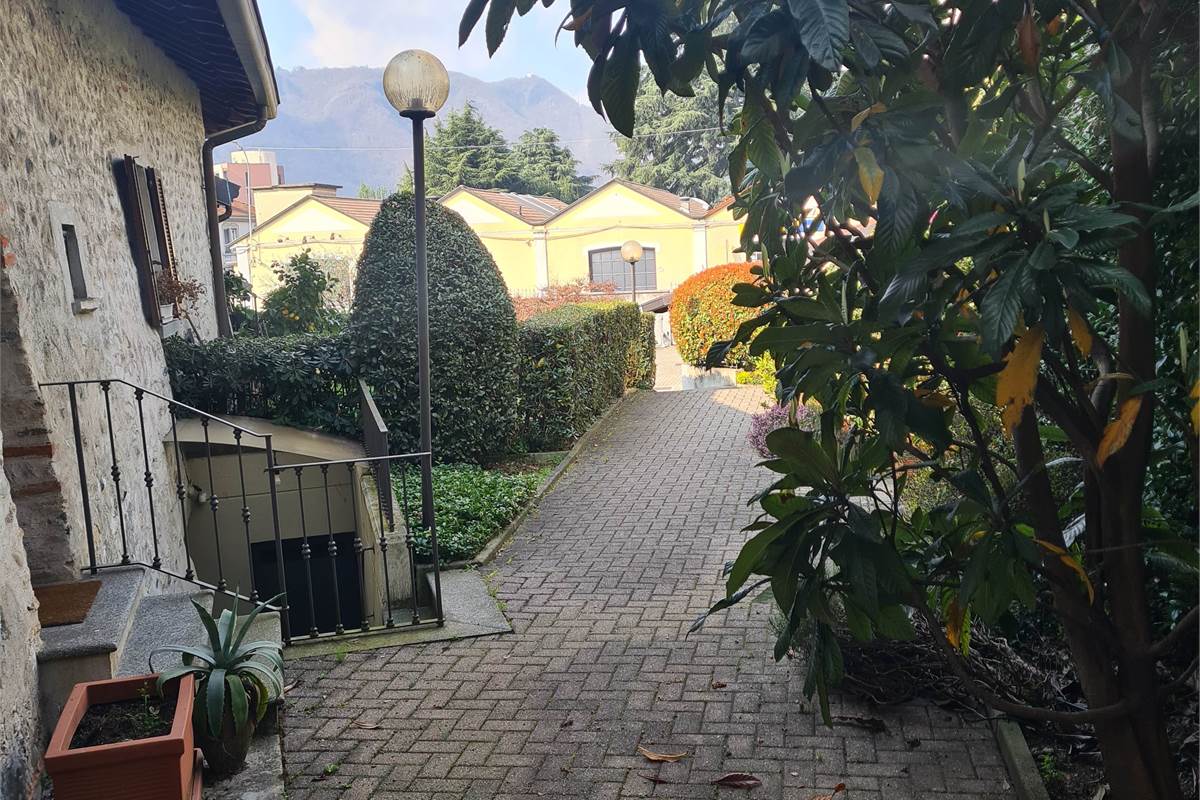 Ampio bilocale con giardino, cantina e posto auto