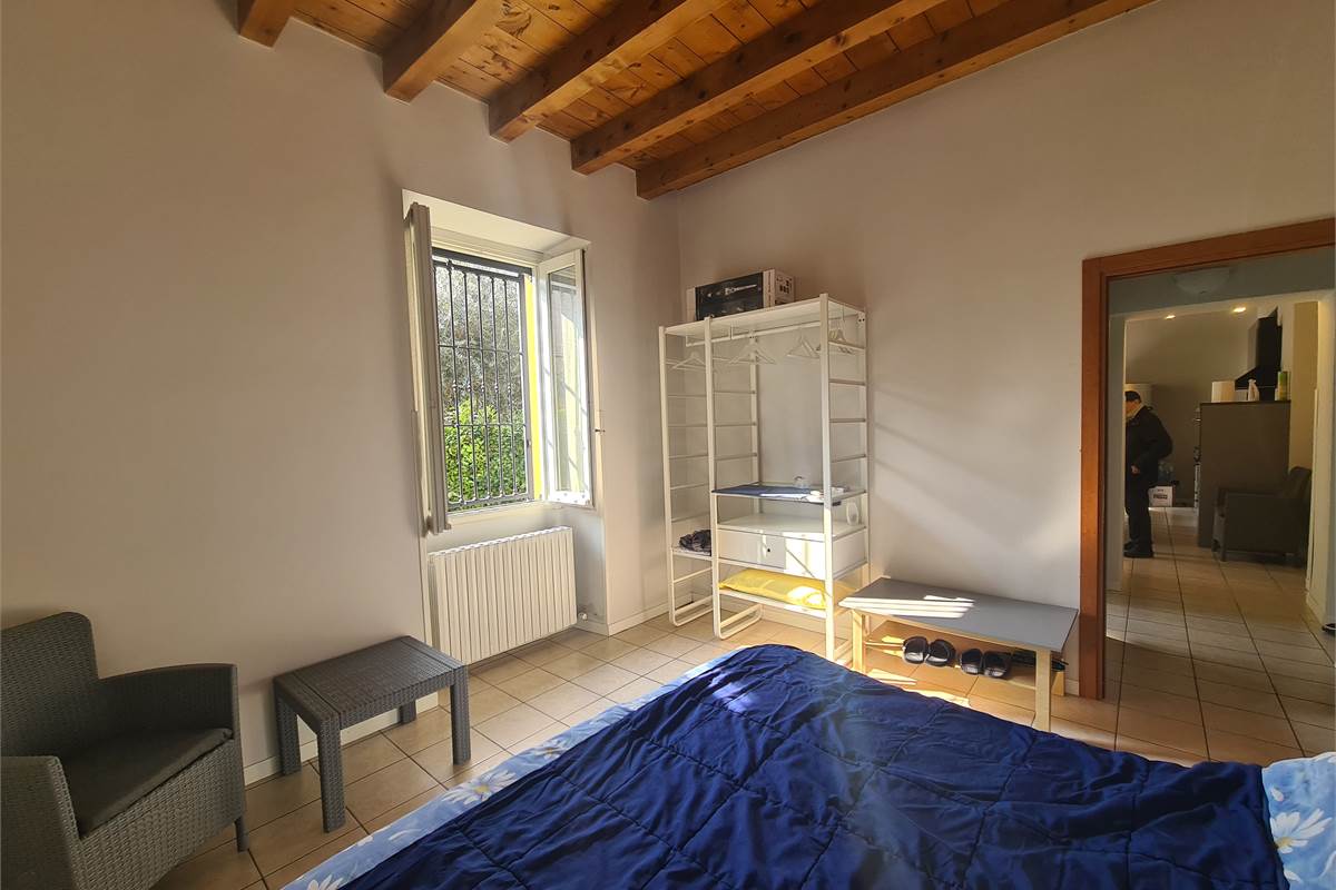 Ampio bilocale con giardino, cantina e posto auto