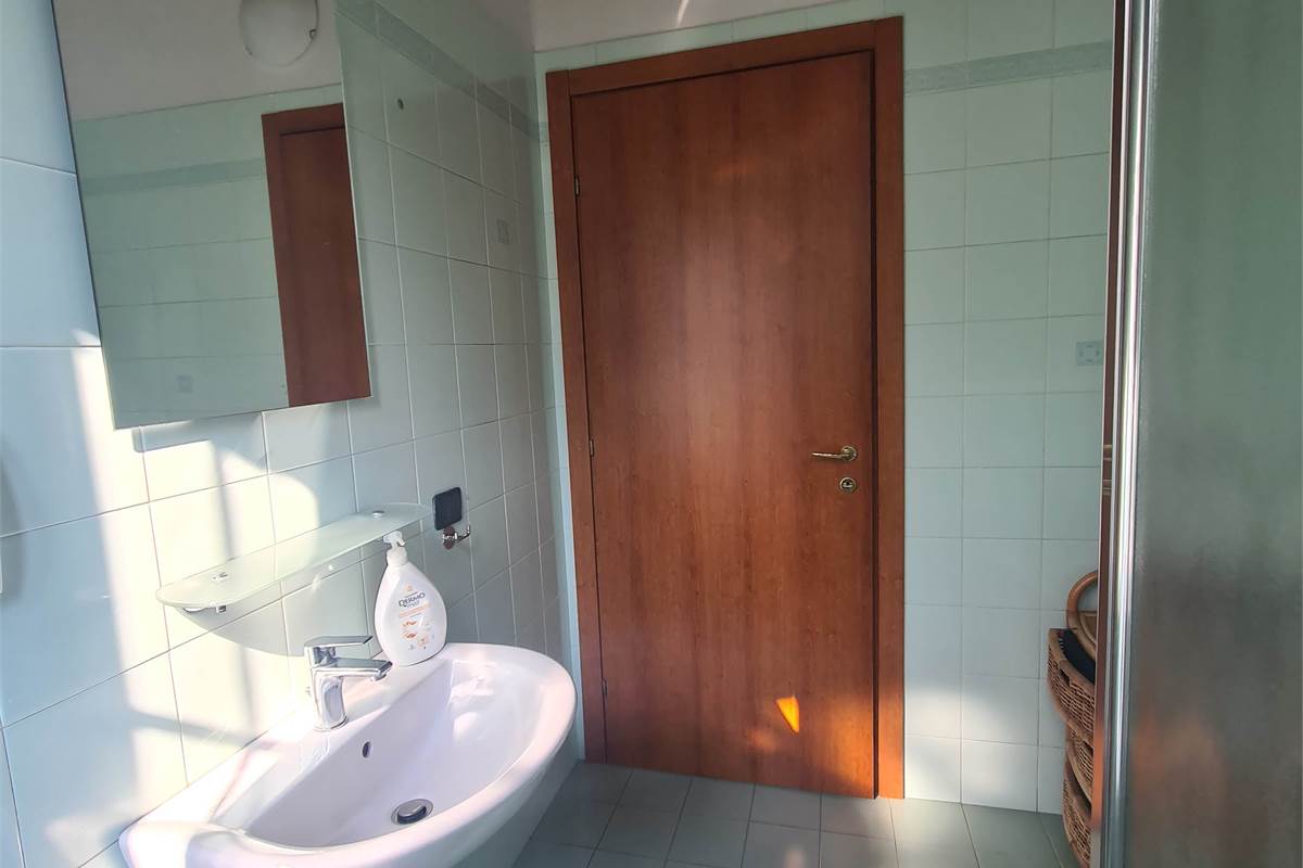 Ampio bilocale con giardino, cantina e posto auto