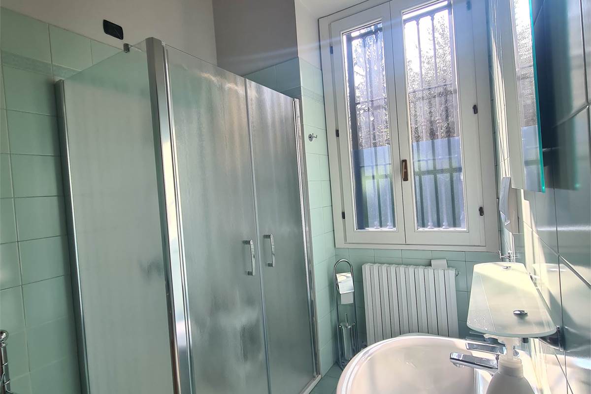 Ampio bilocale con giardino, cantina e posto auto