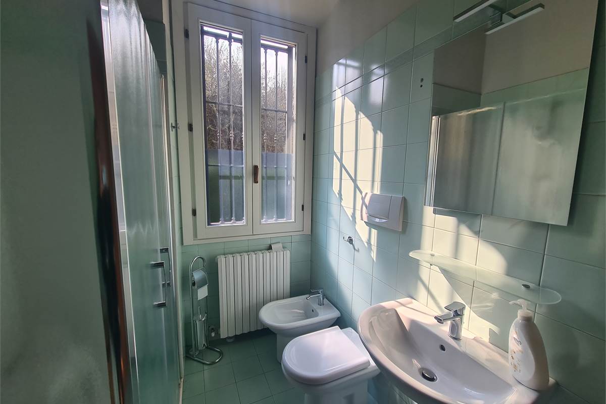 Ampio bilocale con giardino, cantina e posto auto