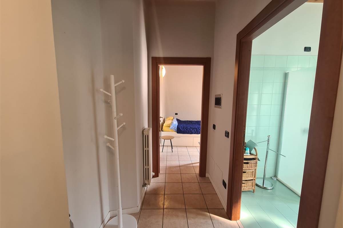 Ampio bilocale con giardino, cantina e posto auto