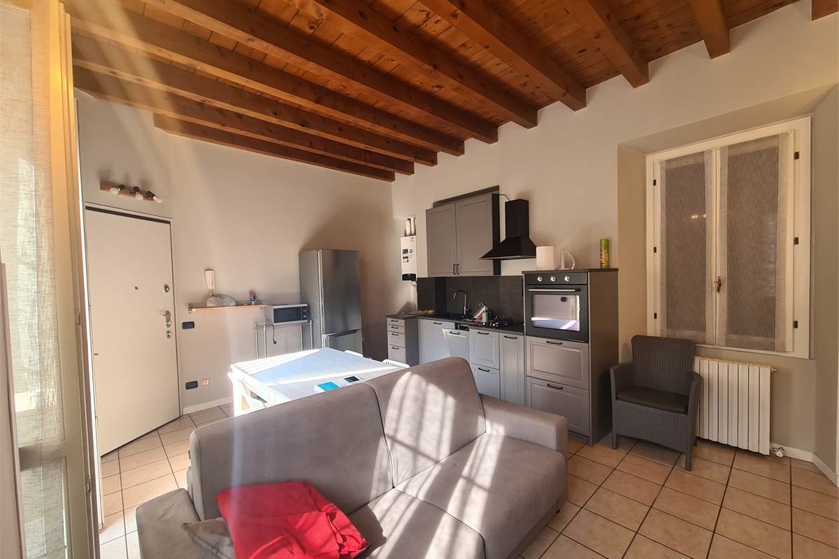 Ampio bilocale con giardino, cantina e posto auto