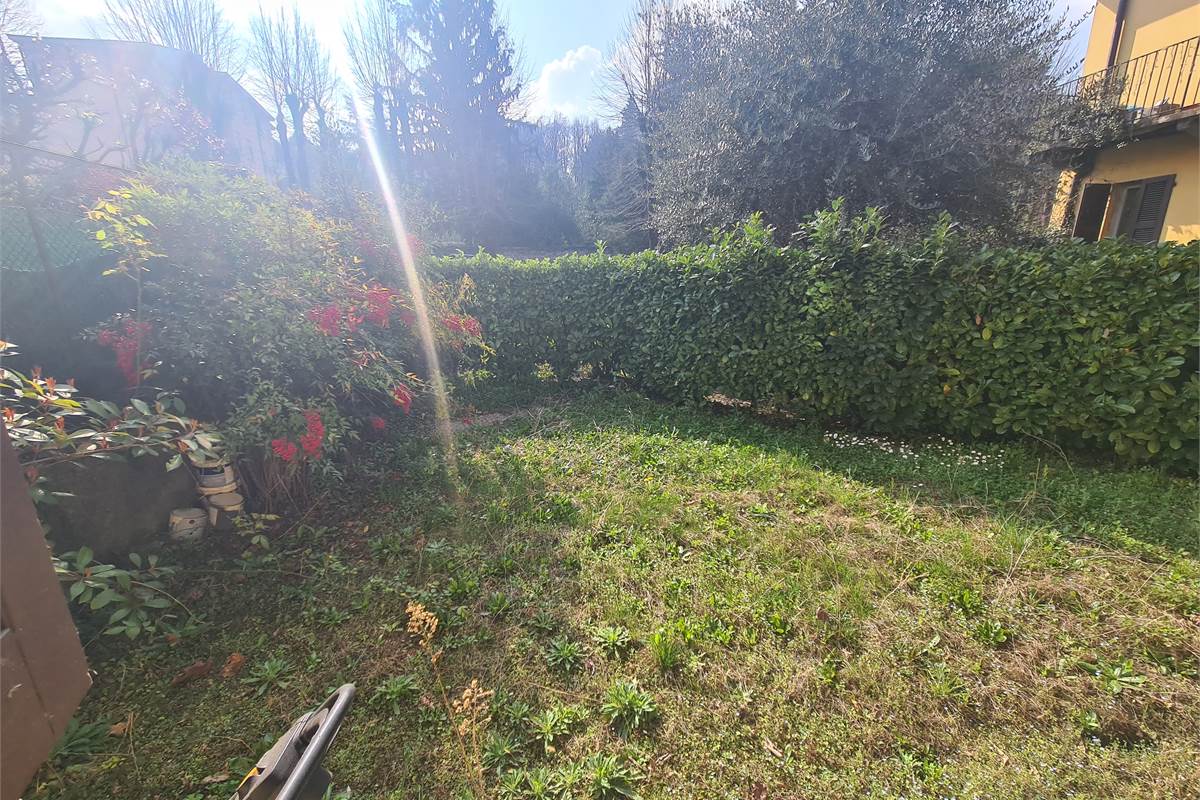 Ampio bilocale con giardino, cantina e posto auto