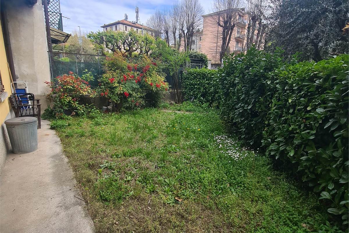 Ampio bilocale con giardino, cantina e posto auto