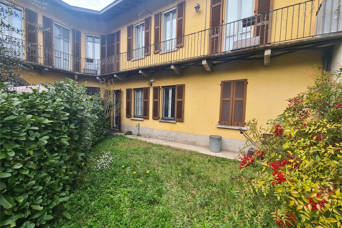 Ampio bilocale con giardino, cantina e posto auto