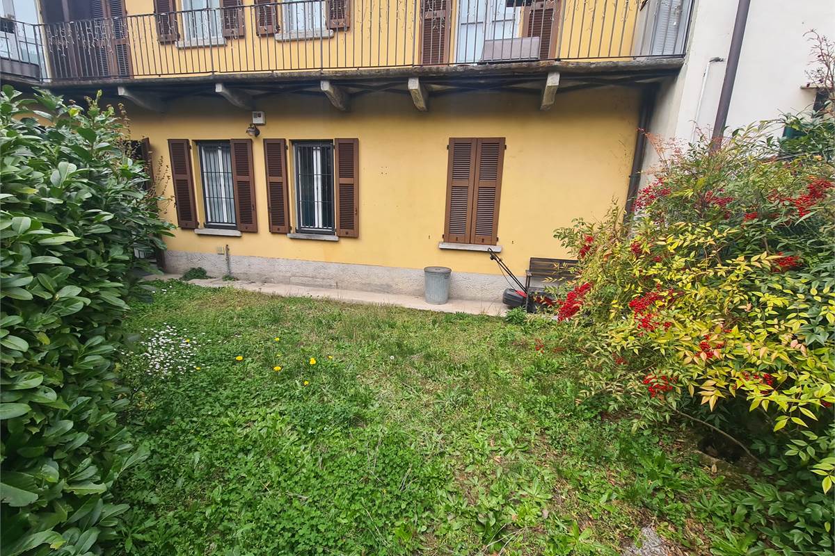 Ampio bilocale con giardino, cantina e posto auto