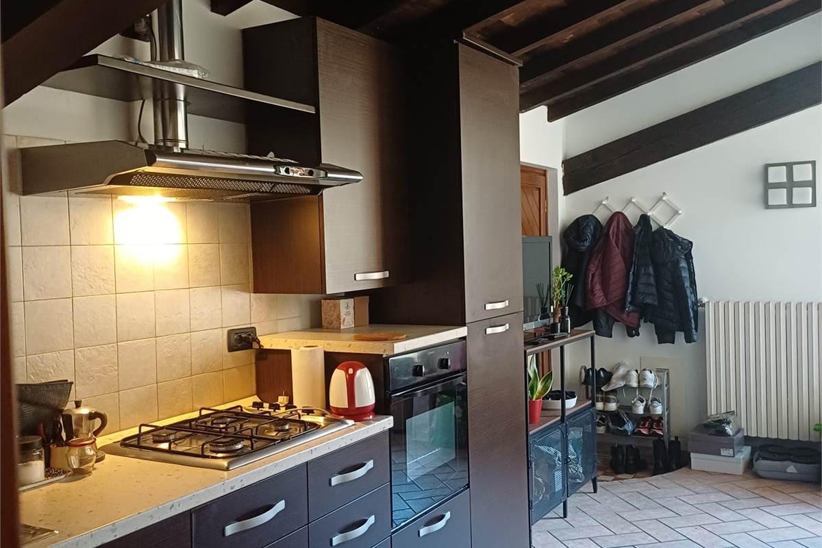 Appartamento nuovo con ampio terrazzo e box in zona servita