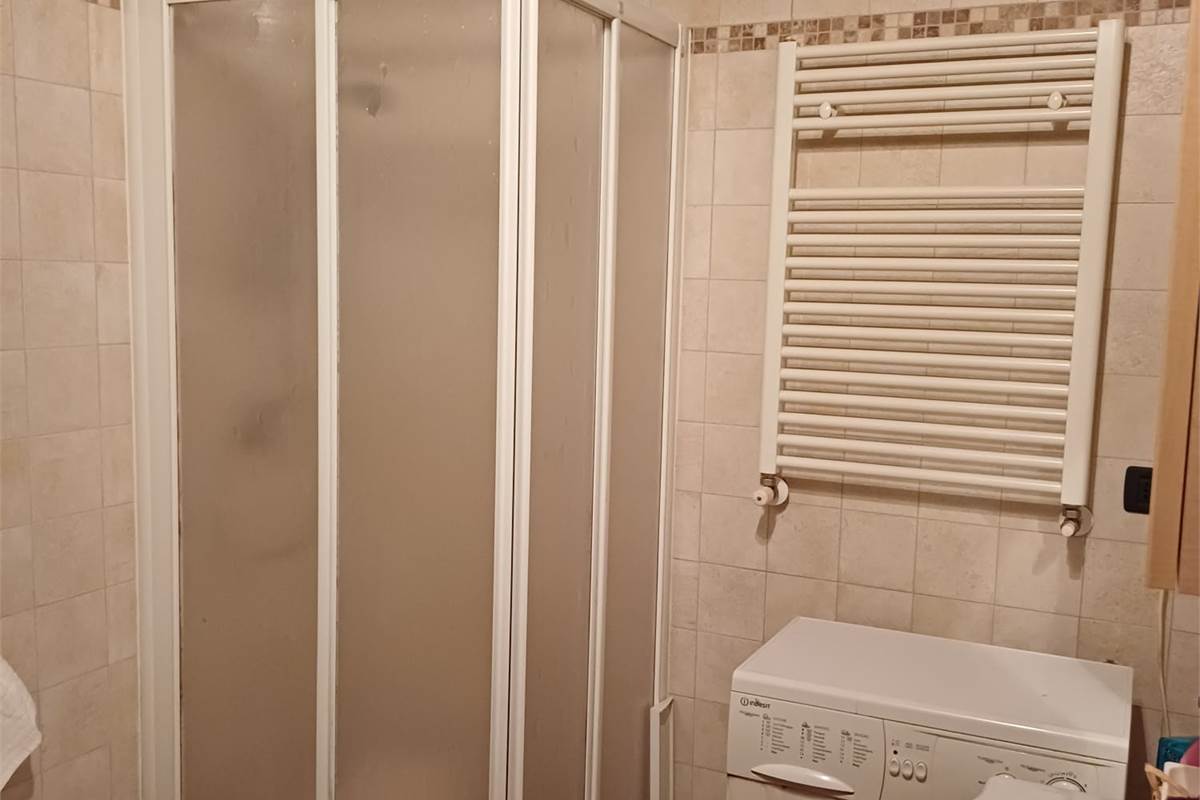 Appartamento nuovo con ampio terrazzo e box in zona servita