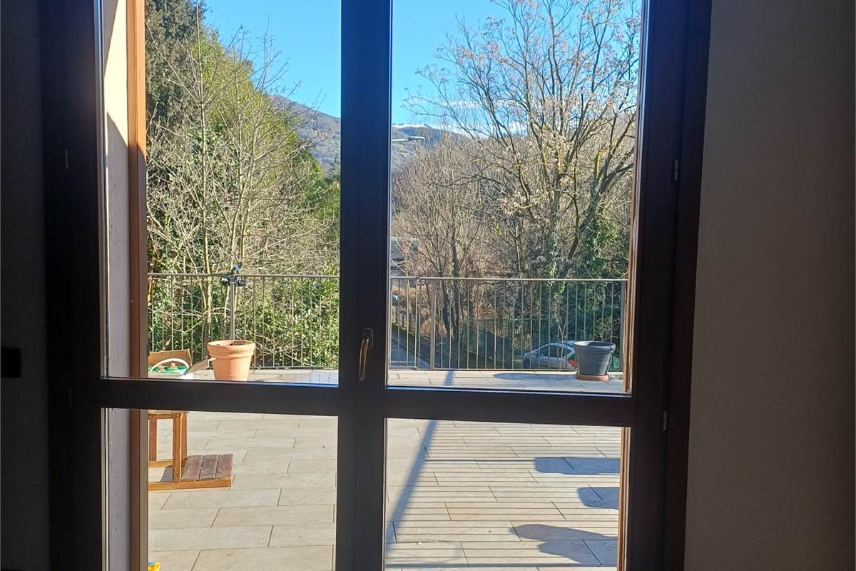 Appartamento nuovo con ampio terrazzo e box in zona servita