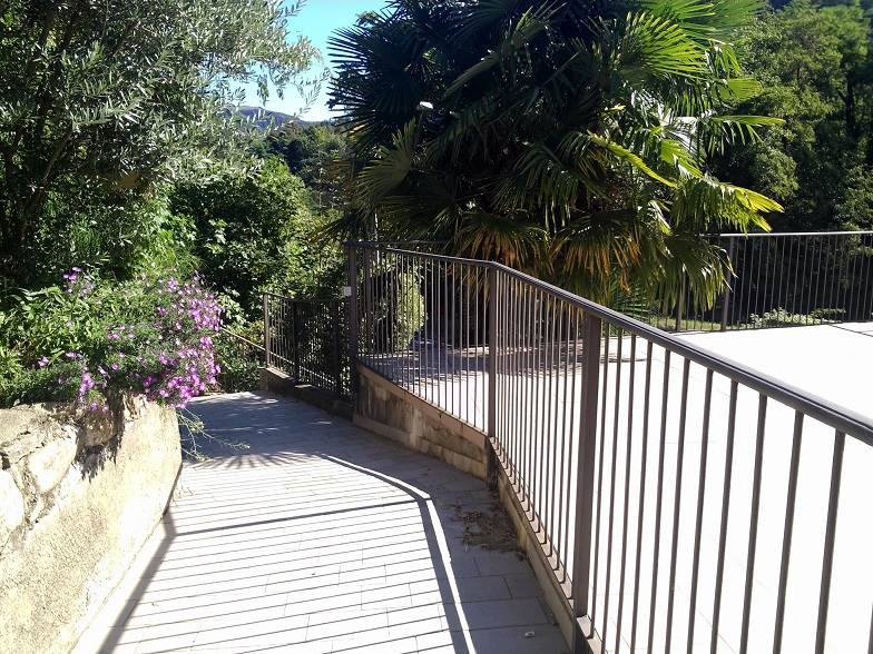 Appartamento nuovo con ampio terrazzo e box in zona servita