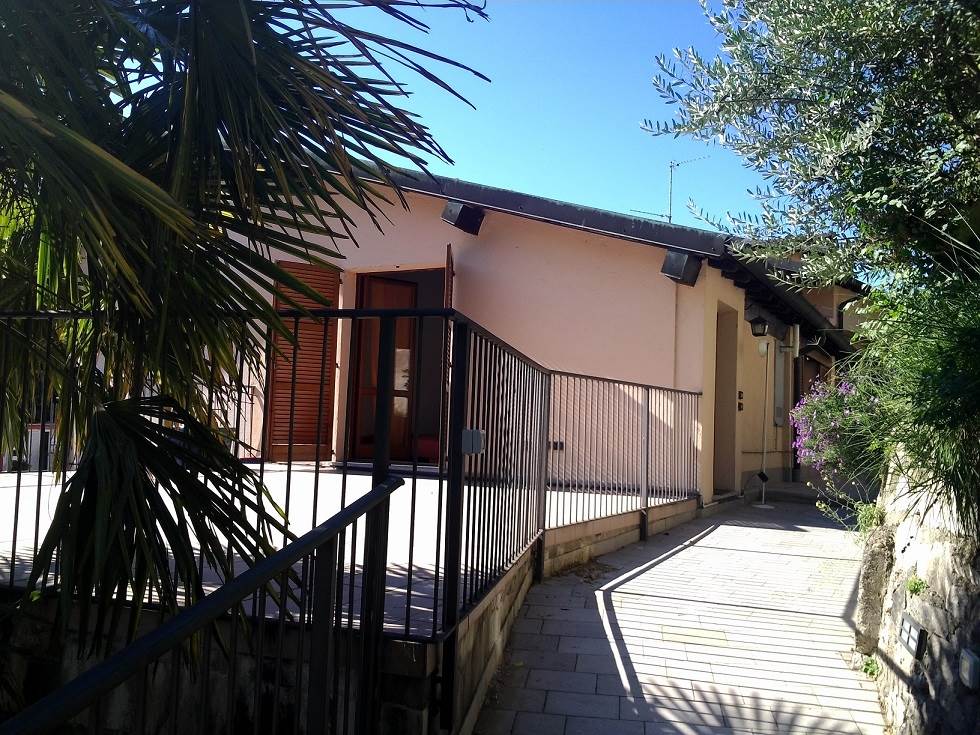 Appartamento nuovo con ampio terrazzo e box in zona servita