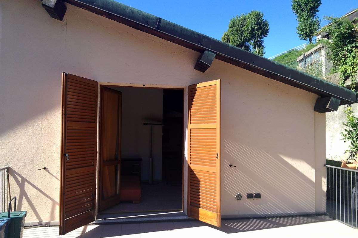 Appartamento nuovo con ampio terrazzo e box in zona servita