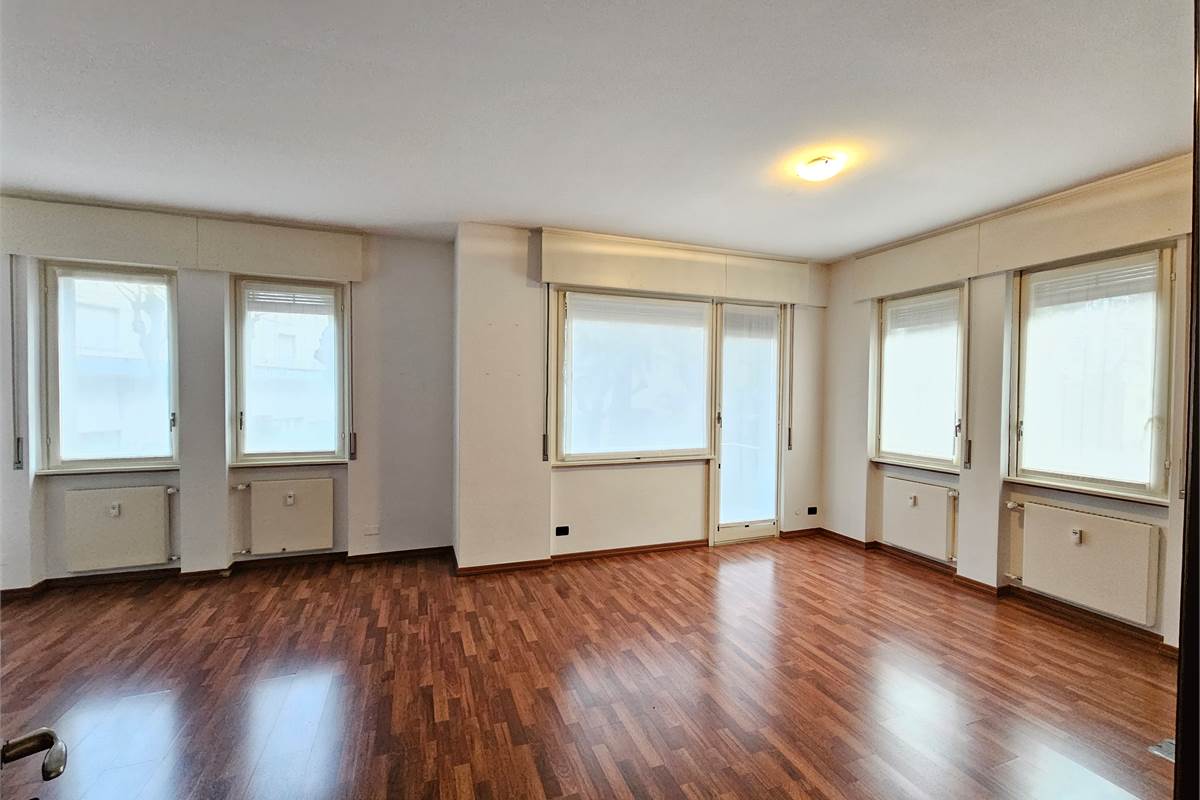 Ufficio di rappresentanza fronte lago in palazzo signorile