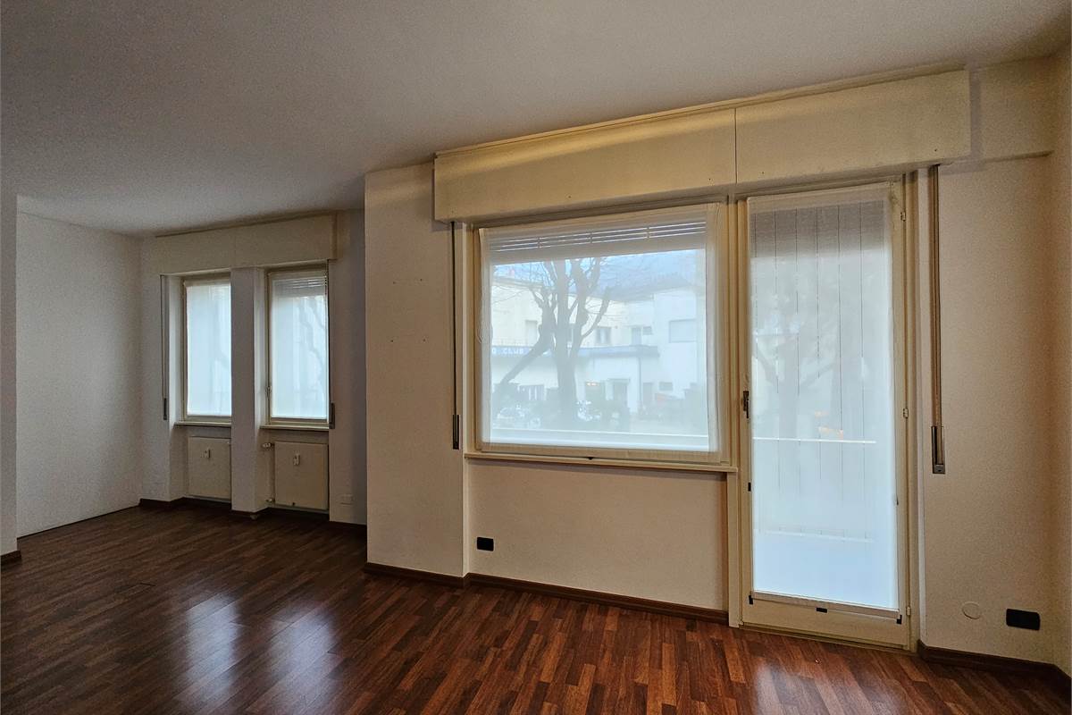 Ufficio di rappresentanza fronte lago in palazzo signorile