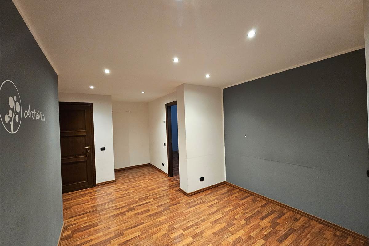 Ufficio di rappresentanza fronte lago in palazzo signorile