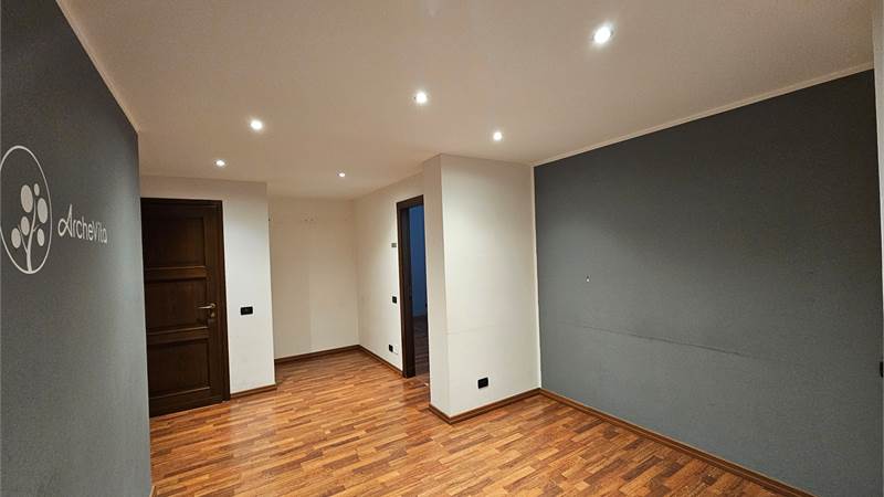 Ufficio di rappresentanza fronte lago in palazzo signorile