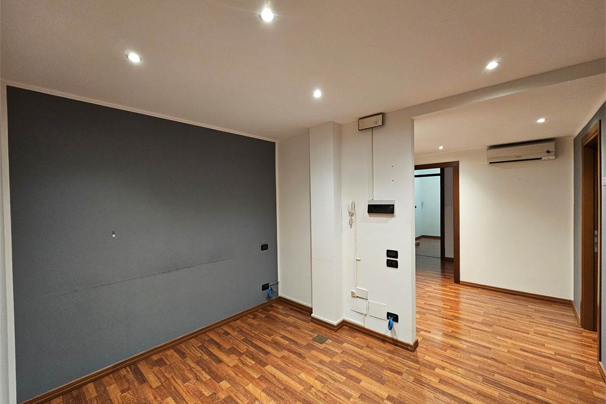 Ufficio di rappresentanza fronte lago in palazzo signorile