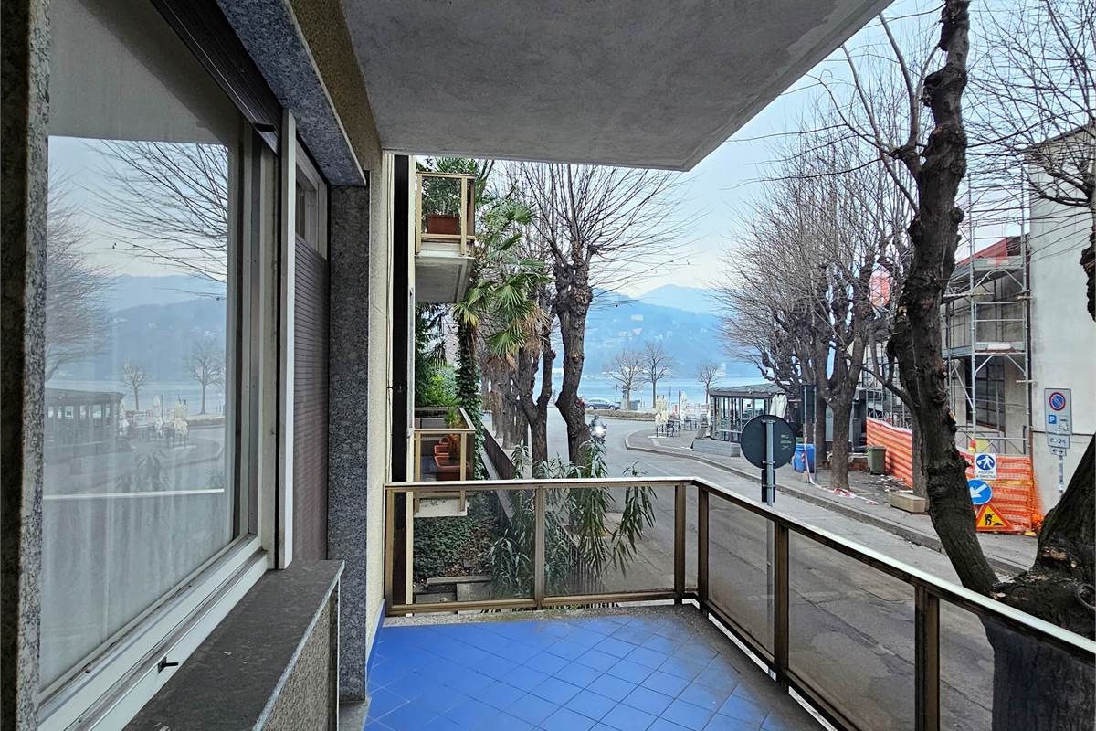 Ufficio di rappresentanza fronte lago in palazzo signorile