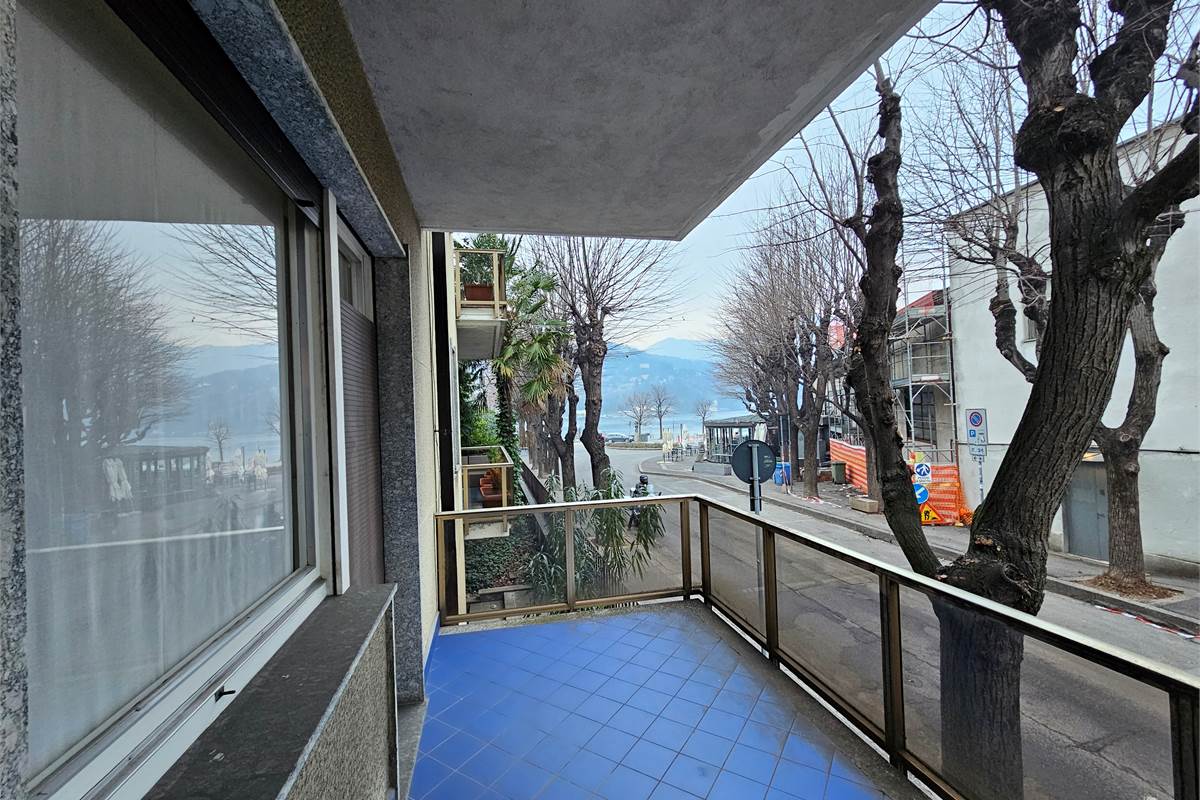 Ufficio di rappresentanza fronte lago in palazzo signorile