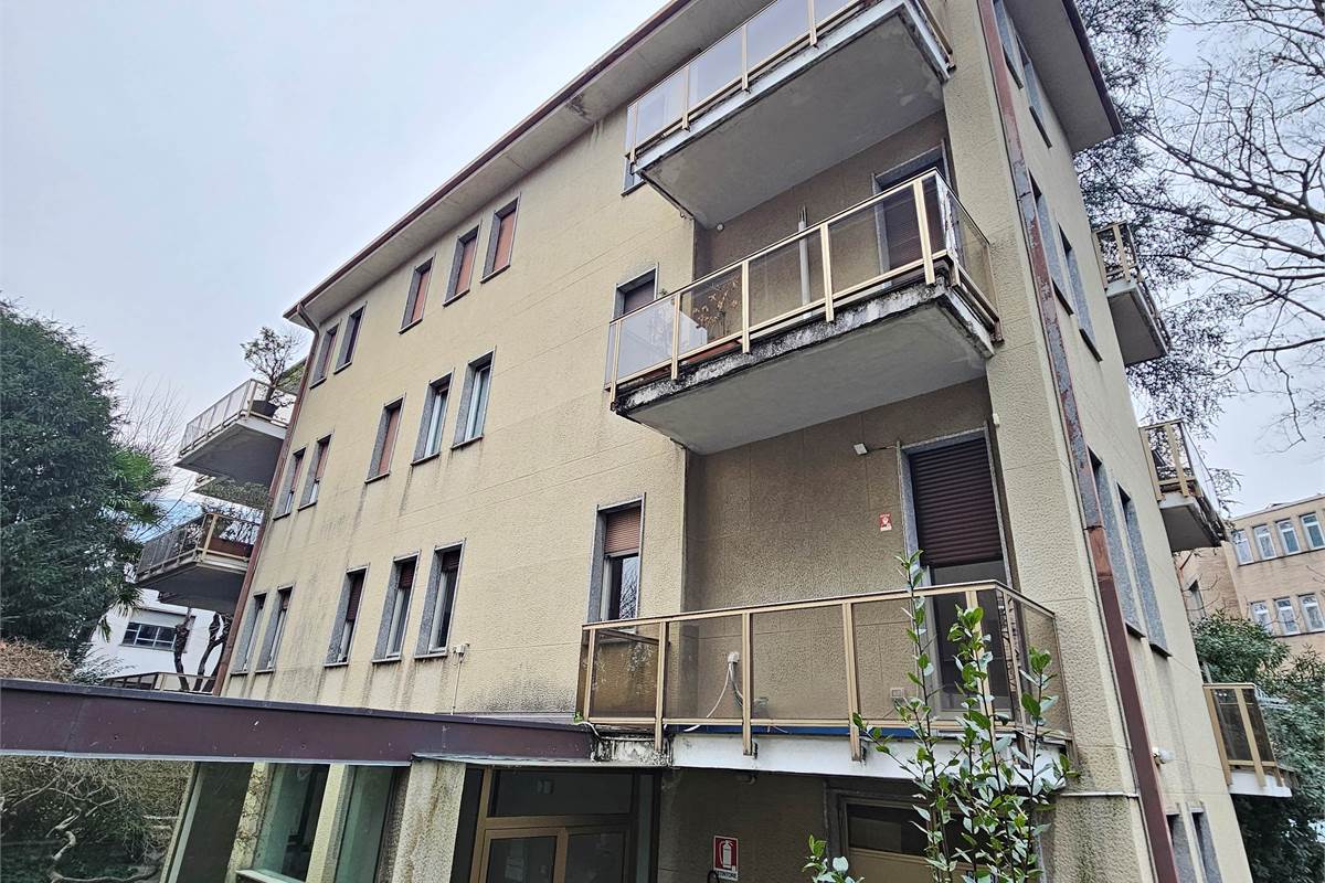 Ufficio di rappresentanza fronte lago in palazzo signorile