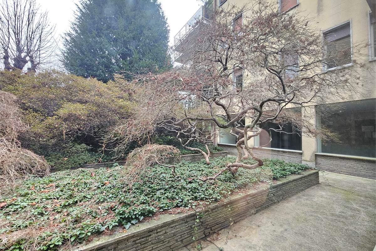 Ufficio di rappresentanza fronte lago in palazzo signorile