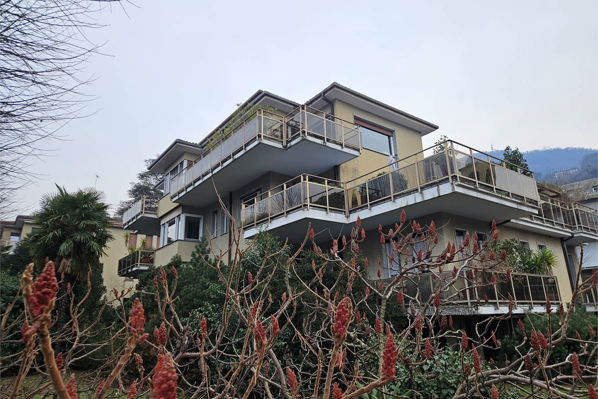 Ufficio di rappresentanza fronte lago in palazzo signorile