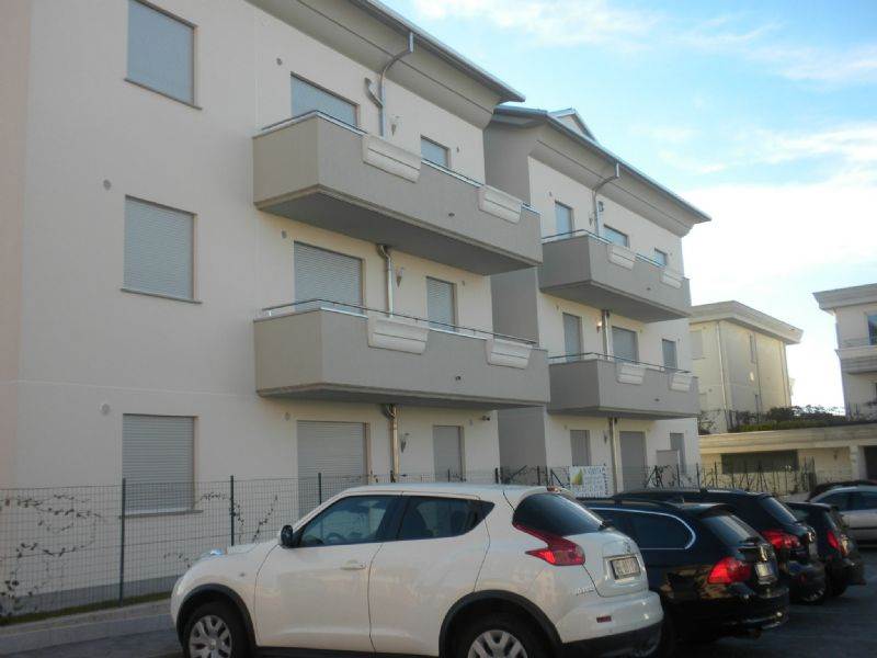 Bilocale luminoso con balcone e box in contesto tranquillo con ascensore