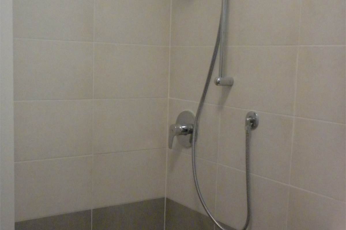 Bilocale luminoso con balcone e box in contesto tranquillo con ascensore