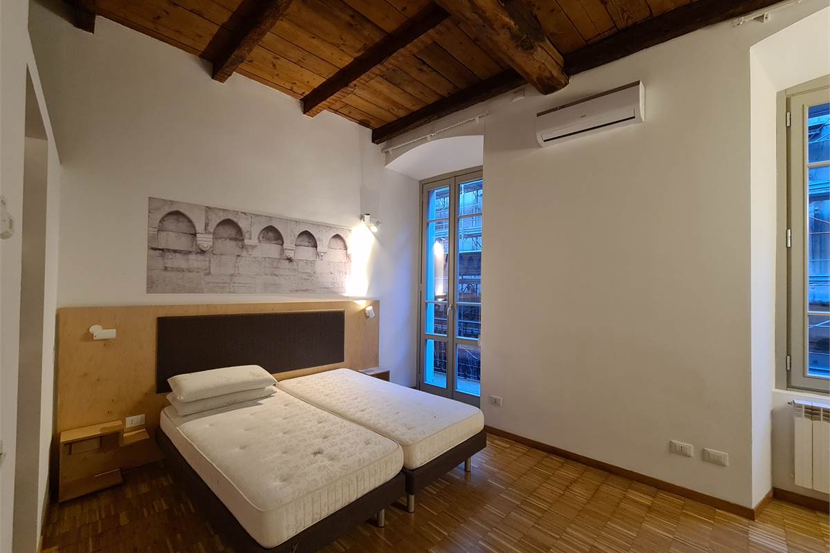  Monolocale con balconcino in centro storico a due passi dal lago