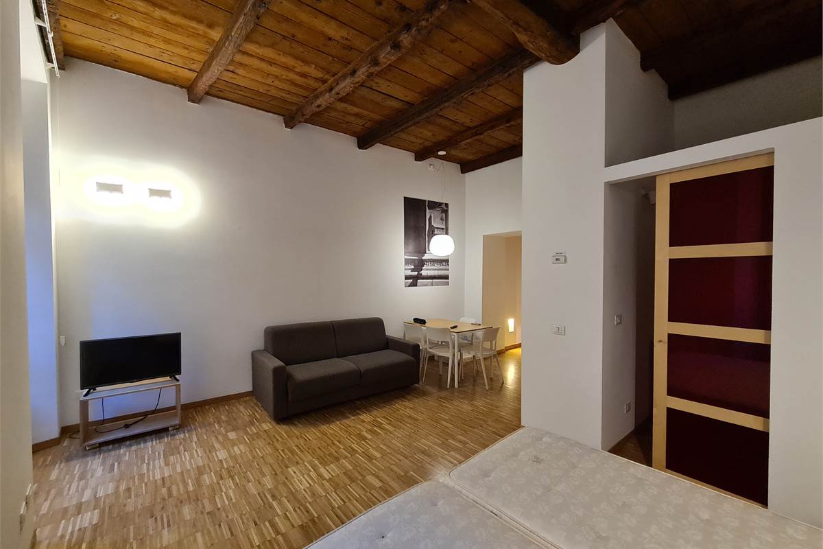  Monolocale con balconcino in centro storico a due passi dal lago