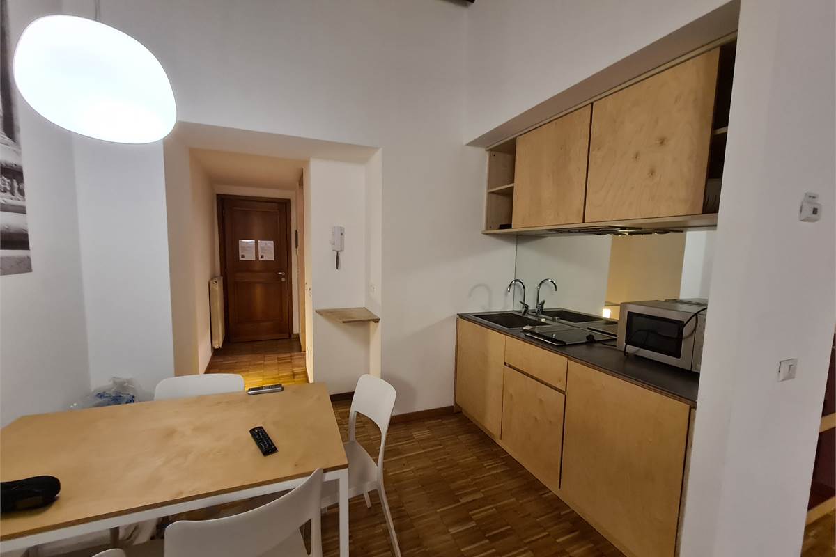  Monolocale con balconcino in centro storico a due passi dal lago