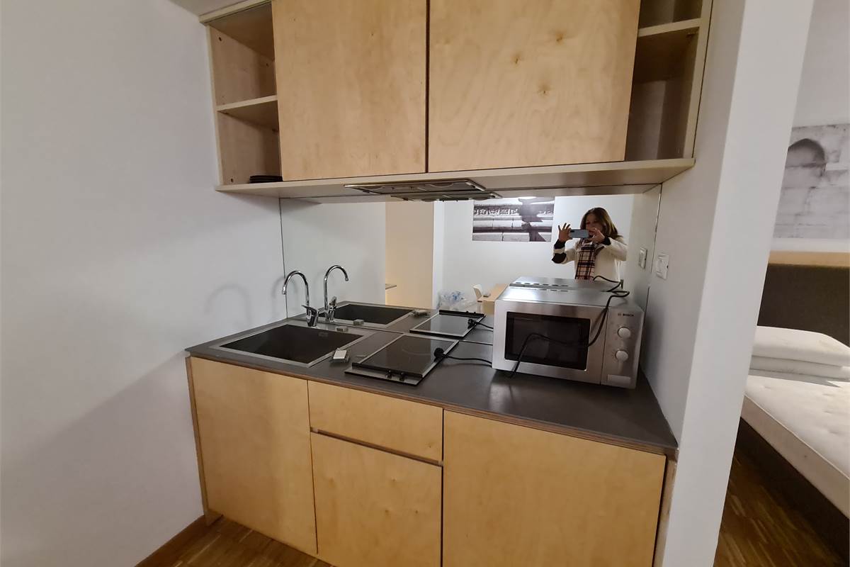  Monolocale con balconcino in centro storico a due passi dal lago