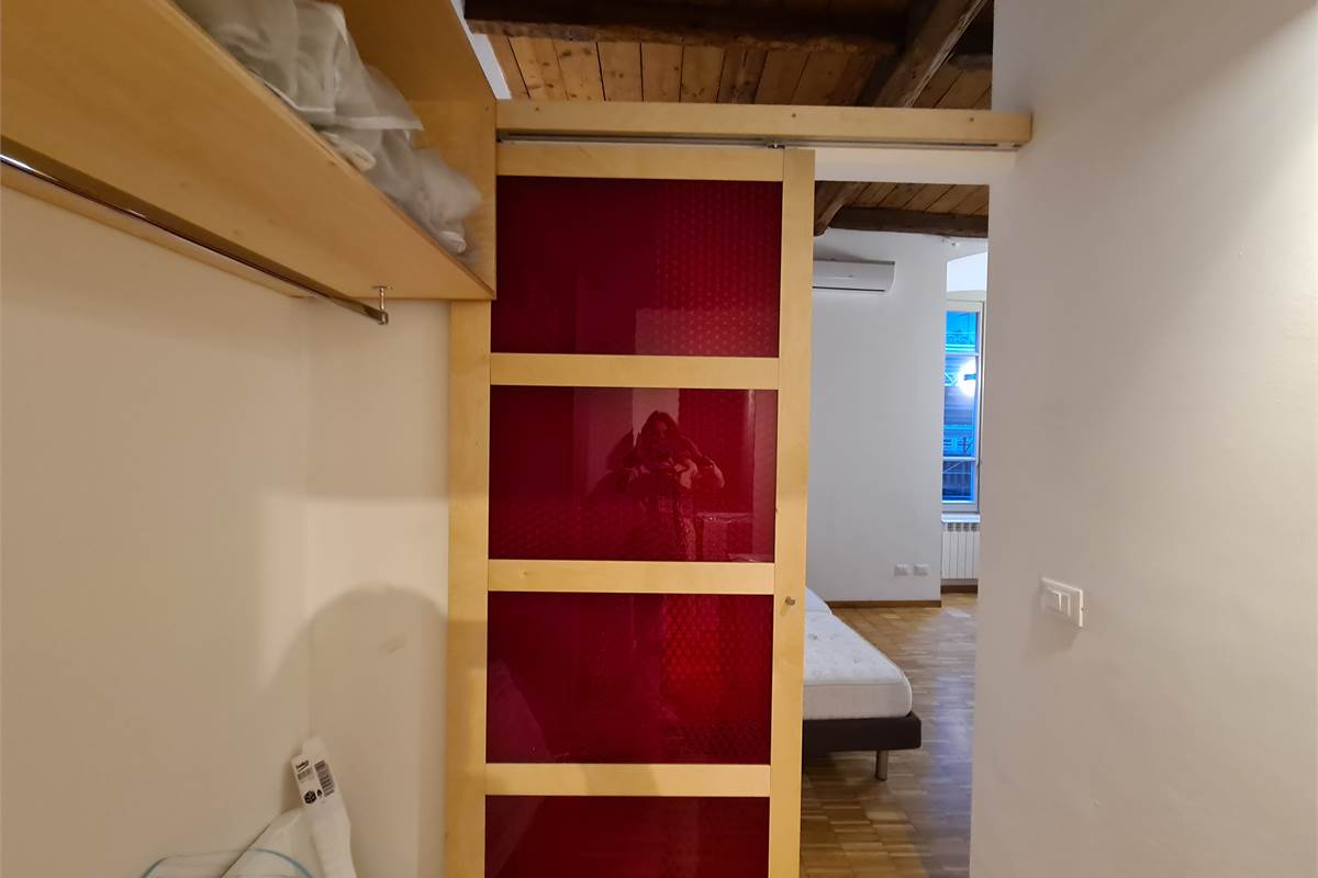  Monolocale con balconcino in centro storico a due passi dal lago