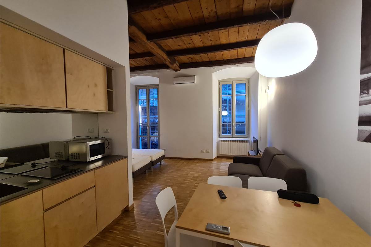  Monolocale con balconcino in centro storico a due passi dal lago