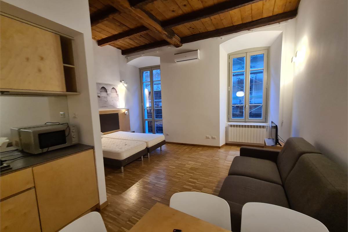  Monolocale con balconcino in centro storico a due passi dal lago