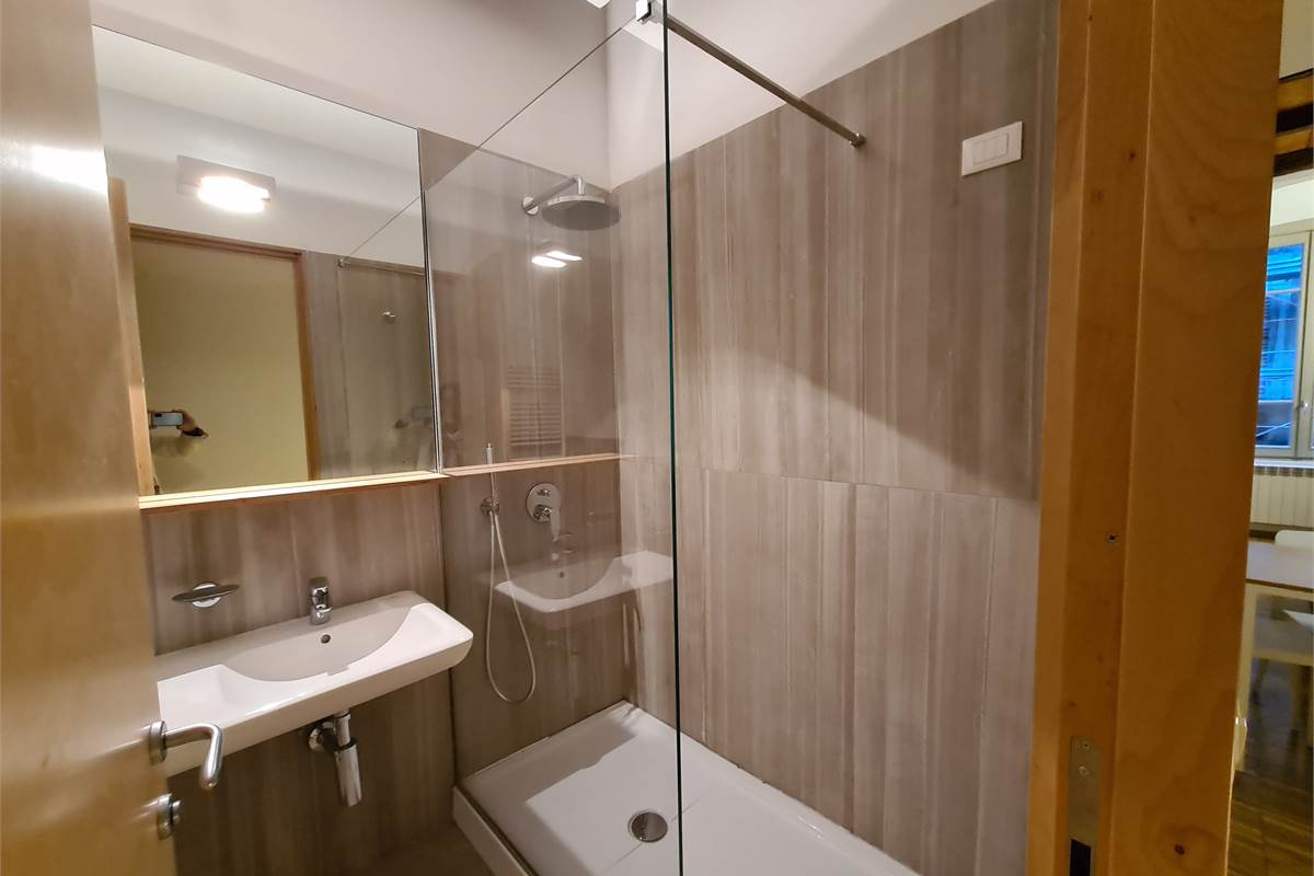  Monolocale con balconcino in centro storico a due passi dal lago