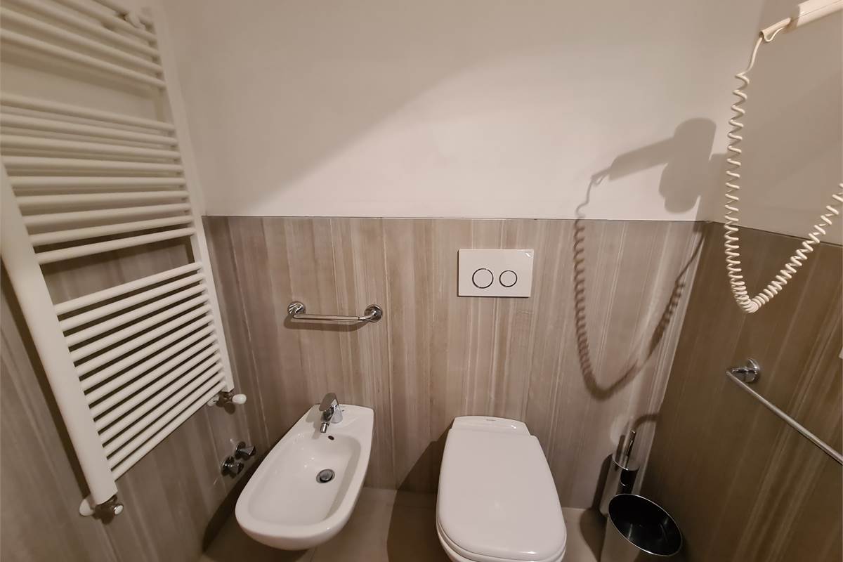  Monolocale con balconcino in centro storico a due passi dal lago