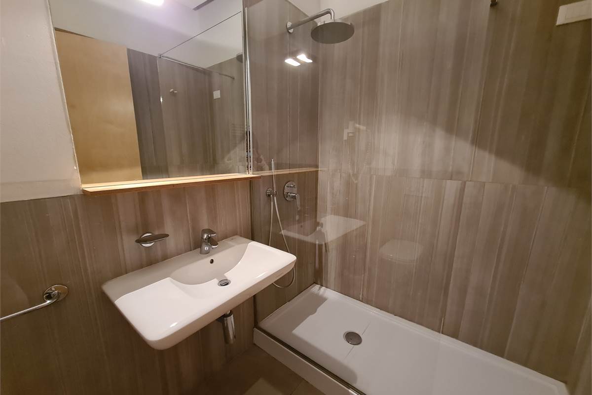  Monolocale con balconcino in centro storico a due passi dal lago