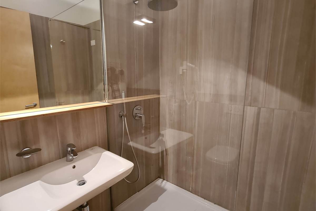  Monolocale con balconcino in centro storico a due passi dal lago