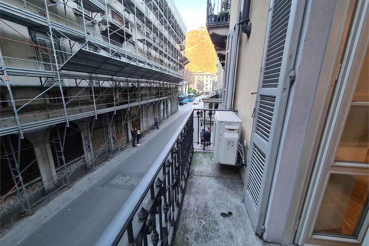  Monolocale con balconcino in centro storico a due passi dal lago