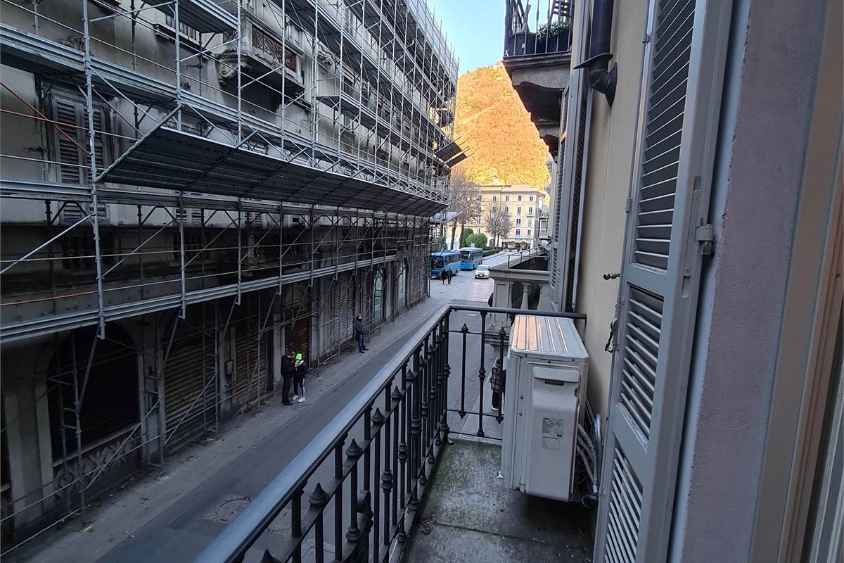  Monolocale con balconcino in centro storico a due passi dal lago