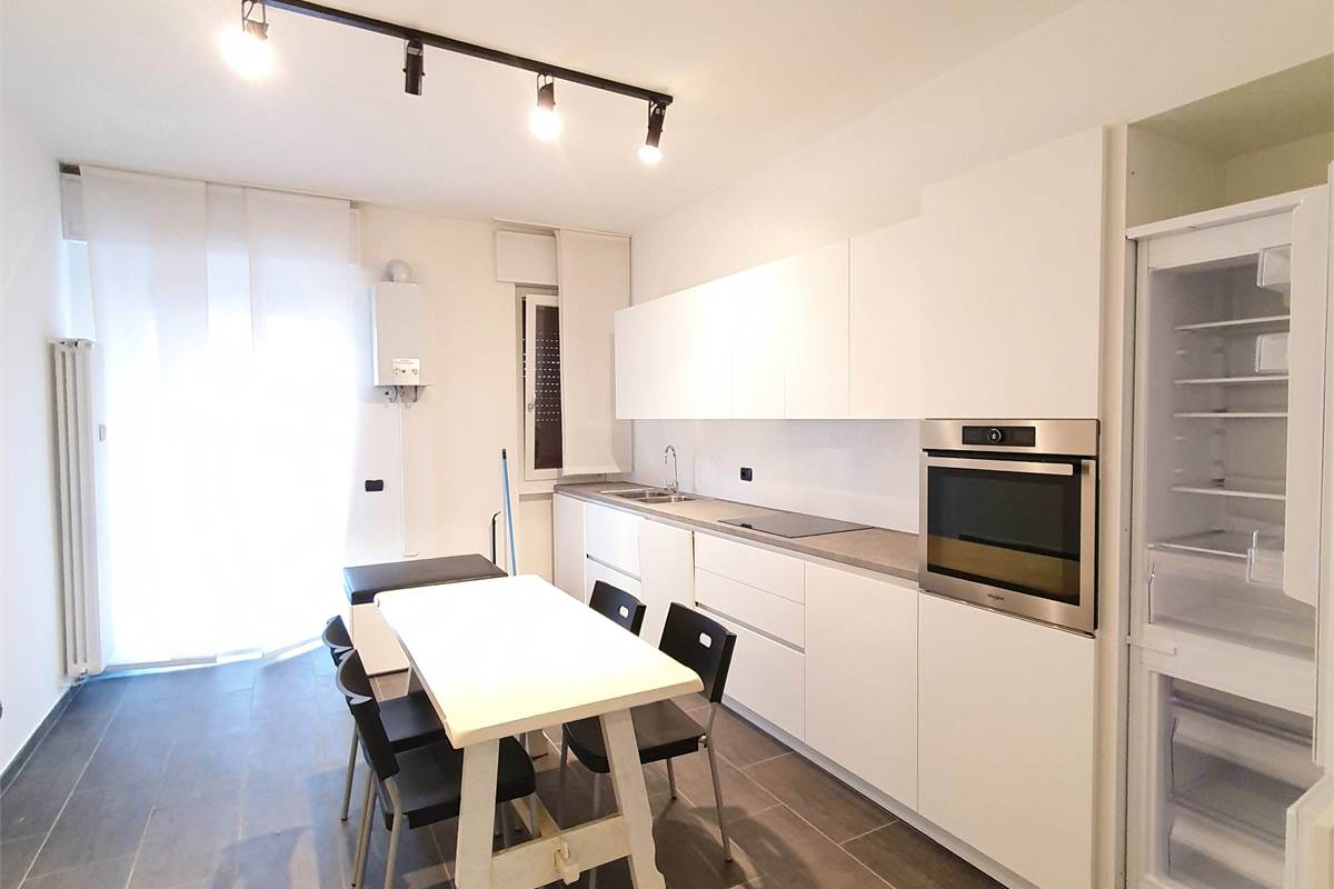 Ampio trilocale ristrutturato con balcone a pochi passi dal lago 