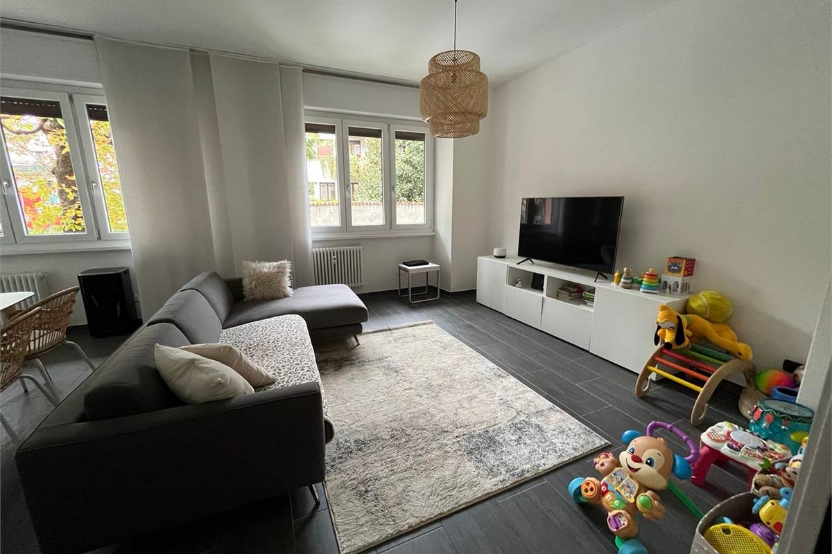 Ampio trilocale ristrutturato con balcone a pochi passi dal lago 