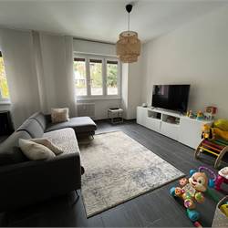 Ampio trilocale ristrutturato con balcone a pochi passi dal lago 