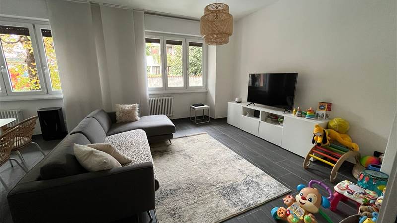 Ampio trilocale ristrutturato con balcone a pochi passi dal lago 